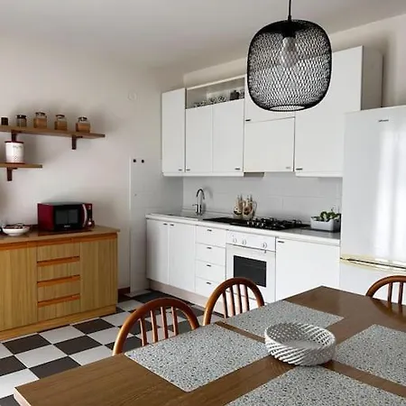 Near Town Centre And - Le Colombe *