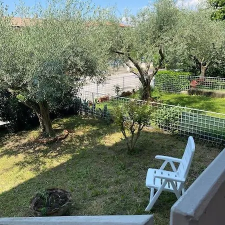 Near Town Centre And - Le Colombe
